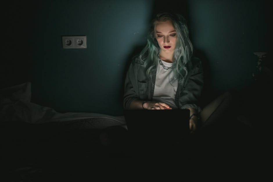 副業フリーランスがノートPCで夜に作業している様子