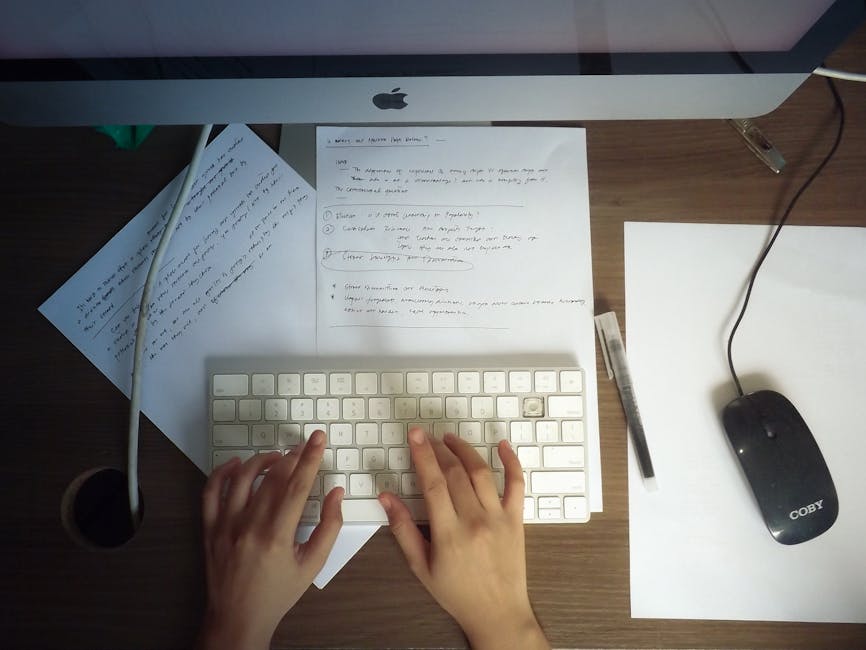 Webデザイナーが複数案件を同時進行で管理しているデスクの様子
