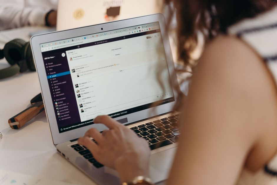 Slack canvasでタスク管理をしながらメッセージをやりとりしている作業風景