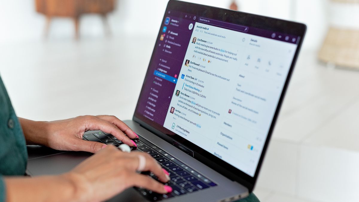 Slackでプロジェクト管理をする個人事業主のデスク