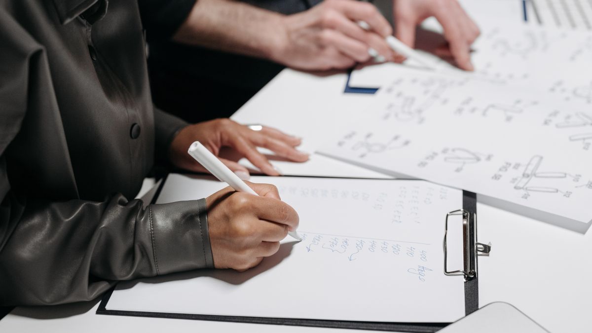 Slackの案件チャンネル設計を紙に書き出して整理する様子
