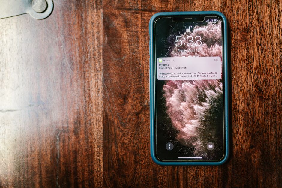 Slackのリマインダー通知をスマートフォンで確認している様子