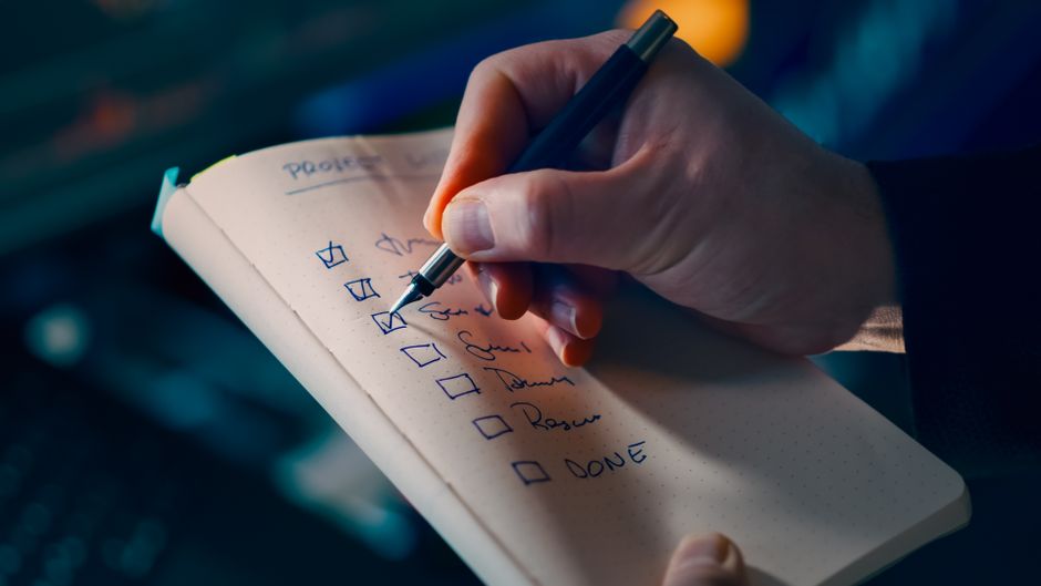 シンプルなtodoリストを書き出して無料アプリ選びの基準を整理するイメージ