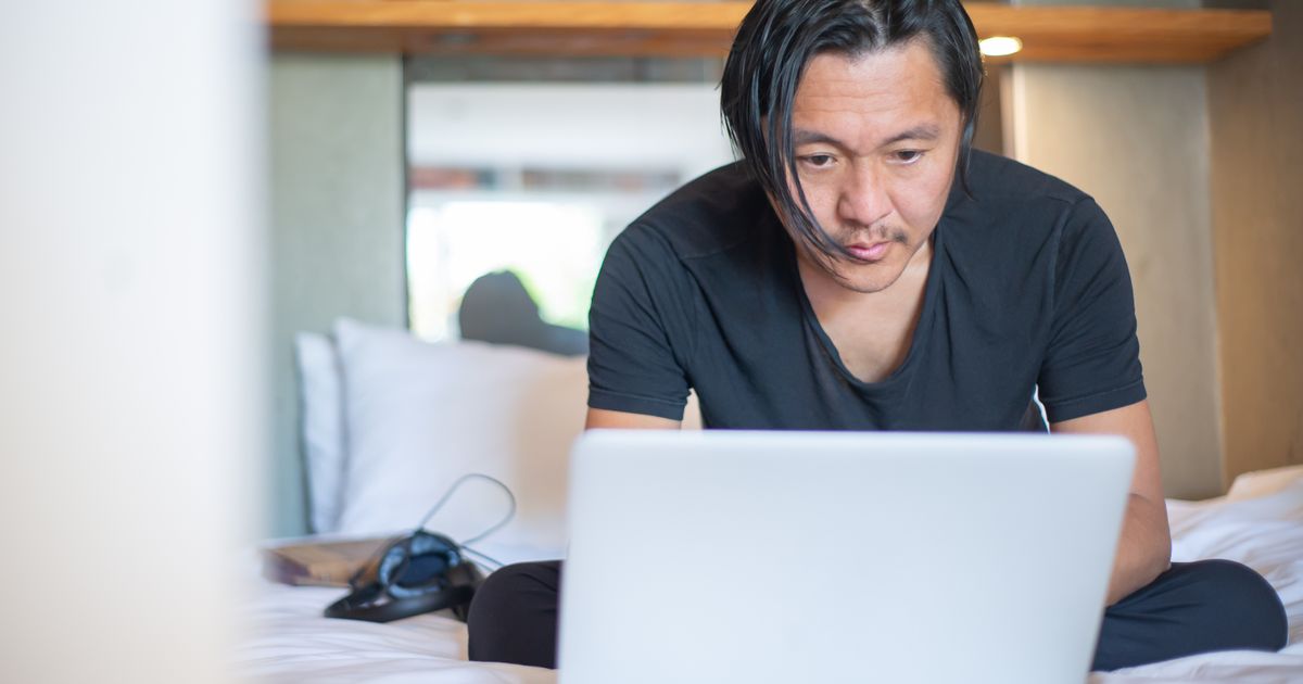 仕事の抜け漏れ防止が課題になりやすい、自宅で複数案件を掛け持ちするフリーランスの作業風景